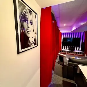 Experience Cinema Immersif Dans Renove Pres De Montmartre Appartement Paris